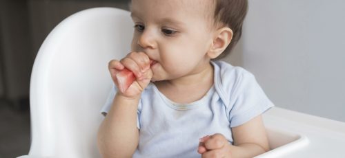 adorable-baby-playing-with-food Bébé qui mange