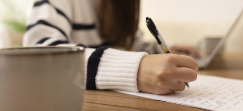 close-up-people-working-from-home Ecriture